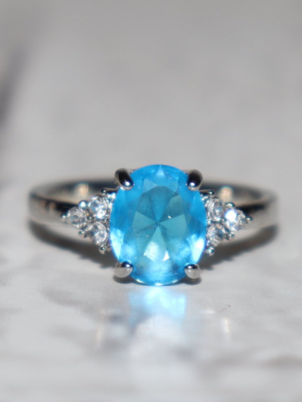 💙✨ Silver Blue Oval Gemstone Ring · Size 9 Bright blue center stone